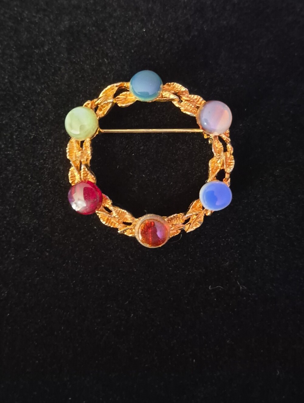 Vintage gold-tone wreath brooch with Semi Precious Stone
